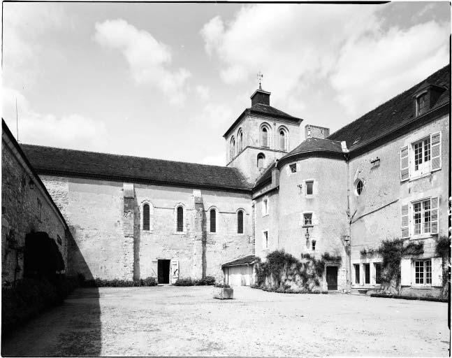 Vue des bâtiments conventuels et de l'église prise du sud de la cour.