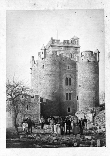 Le donjon vu de l'ouest à la fin des travaux de restauration. Photographie ancienne.