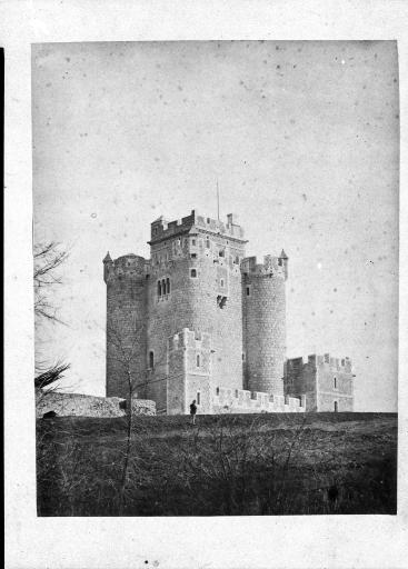 Le donjon vu du nord-ouest. Photographie ancienne.