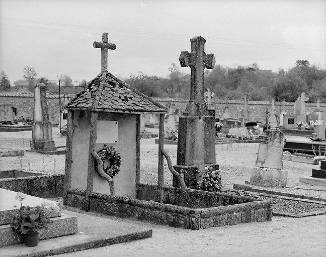 Cimetière ville haute : tombe.