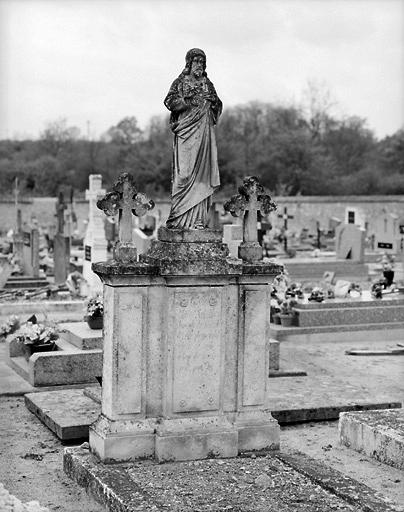 Cimetière de la Ville-Haute : tombeau. Vue d'ensemble.