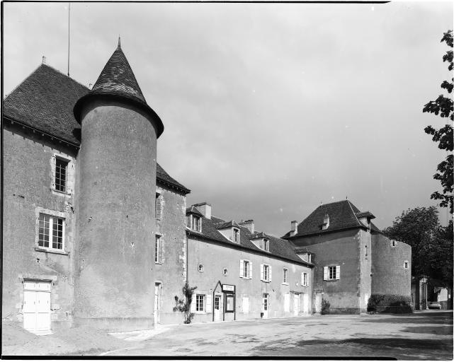 Façade sud des deux donjons et du corps de bâtiment central.