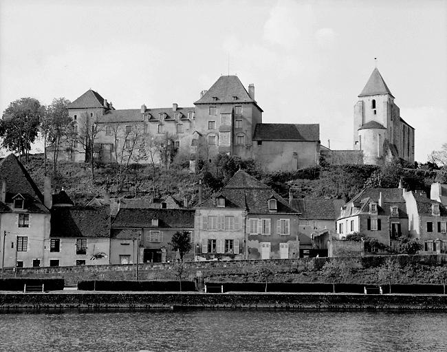 Le château et l'église St Cyran. Vue du nord prise depuis la ville basse.