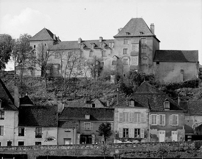 Façade nord des deux donjons et du corps de bâtiment central.