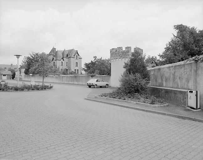 Vestiges de l'enceinte de la ville basse, rue Emile Benaise.