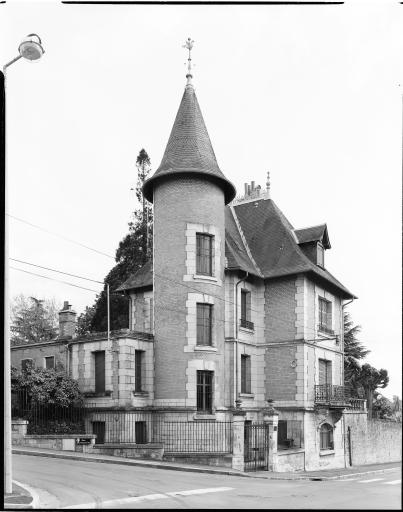Maison du 62 avenue Gambetta à l'angle de la rue Lionel Bordessolles.