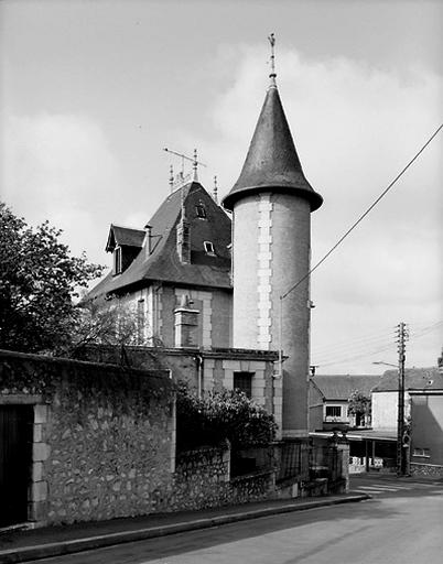 Maison du 62 avenue Gambetta à l'angle de la rue Lionel Bordessolles. Inscription L. Herpin fecit anno 1906.