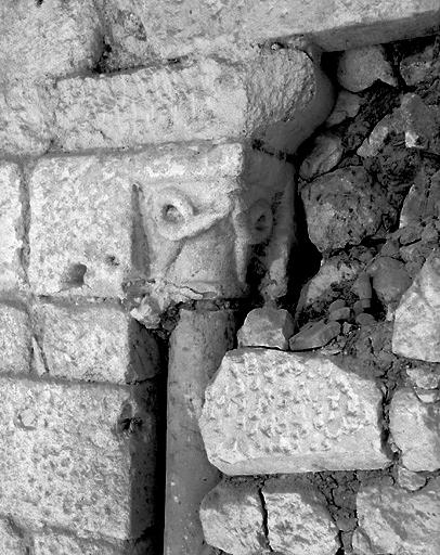 Donjon est, premier étage, piédroit gauche de la cheminée : colonne à chapiteau orné de serpents affrontés.