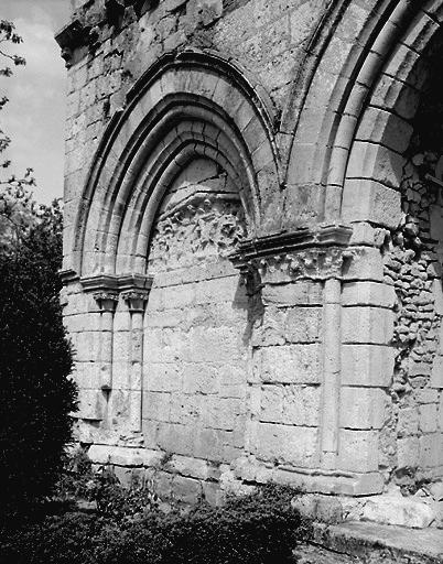 Eglise, façade ouest, détail du portail.