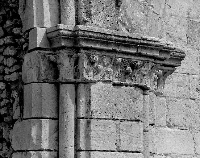 Eglise, façade ouest, chapiteaux du trumeau séparant la porte et l'arcade aveugle de droite.