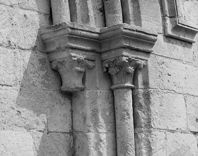 Eglise, façade ouest, chapiteaux des colonnettes de l'arcade aveugle de droite.