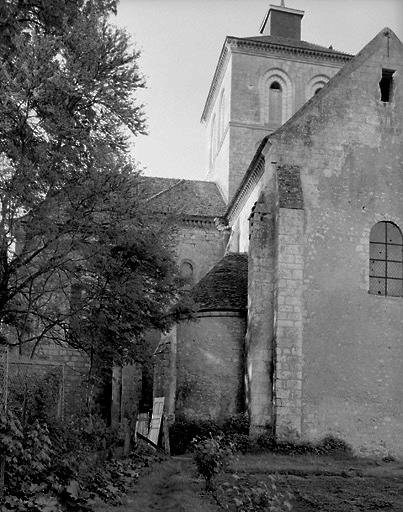 Eglise, vue du bras nord du transept et de l'absidiole.