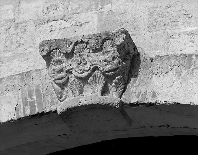 Eglise, chapiteau remployé comme claveau de la porte percée au XIXe siècle dans le mur du chevet.