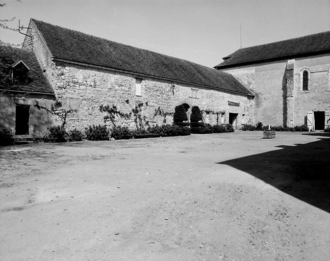 Vue des bâtiments conventuels et de l'église, prise du sud-est de la cour : au centre, l'hôtellerie.