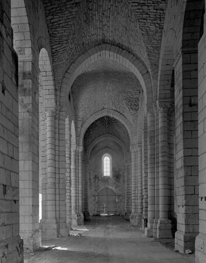 Eglise, vue de la nef prise de l'abside.