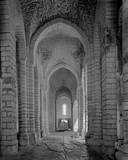 Eglise, vue d'ensemble prise de l'entrée.