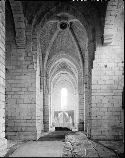 Eglise, vue du choeur prise de la nef.