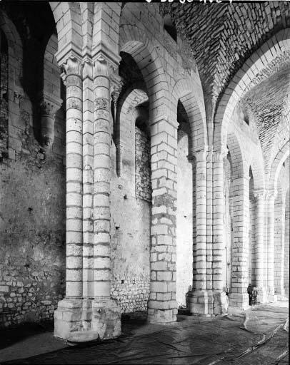 Eglise, vue du bas-coté nord prise de l'entrée.