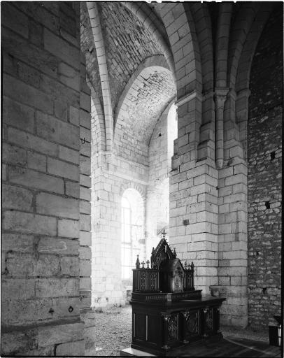 Eglise, vue de la partie sud de la première travée du choeur, prise de la croisée.