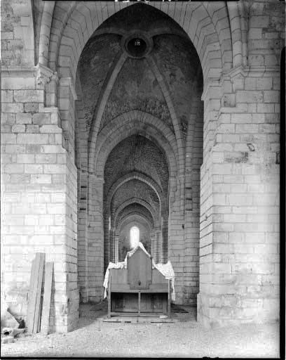 Eglise, vue d'ensemble prise de l'abside.