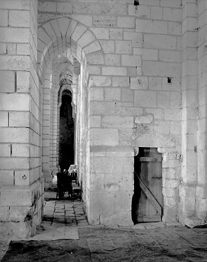 Eglise, vue du bas-côté nord prise du transept.