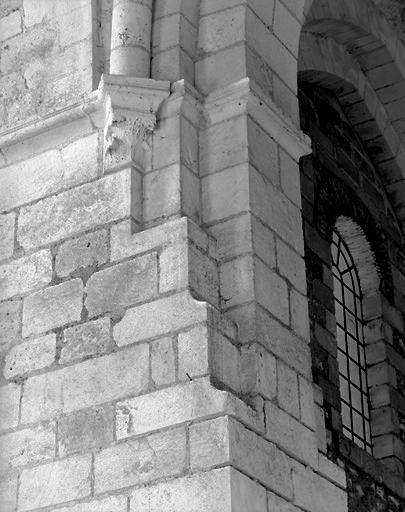 Eglise, détail du pilier sud-est de la croisée, pris de l'abside.