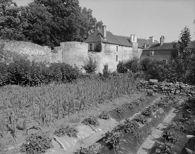Vue prise de l'extérieur (sud-est) montrant que la maison s'appuie sur le mur d'enceinte de la ville haute flanqué d'une tour.