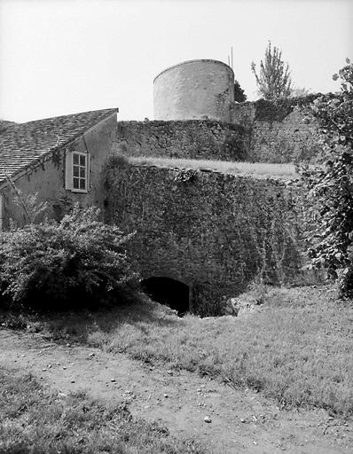 Cave ou départ de souterrain au fond du jardin. Mur et tour d'enceinte de la Ville-Haute.