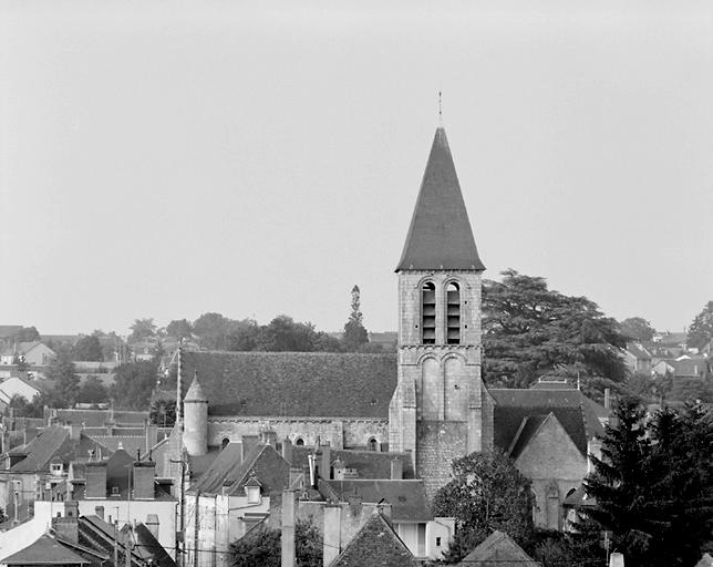 Vue de l'église prise du sud.