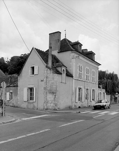 Maisons, 22 route de Ruffec et angle rue de la Garonne.