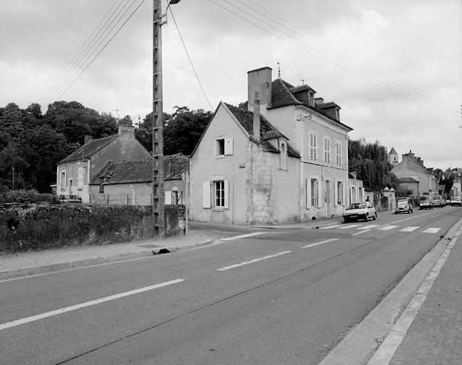Maisons, 22 route de Ruffec et angle rue de la Garonne.