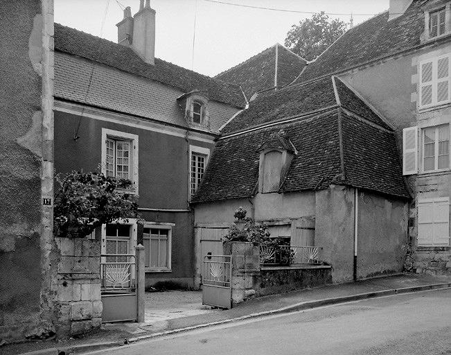 Vue d'une partie du corps central et des remises à voitures.