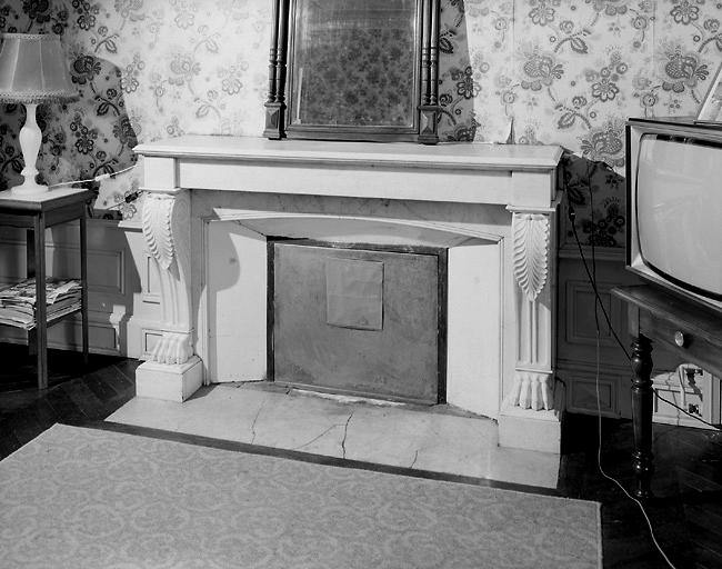 Cheminée d'une chambre du premier étage.