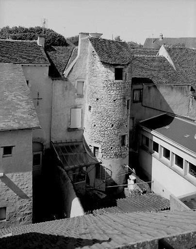 Tour d'escalier donnant sur cour au 19 rue du Docteur Fardeau.