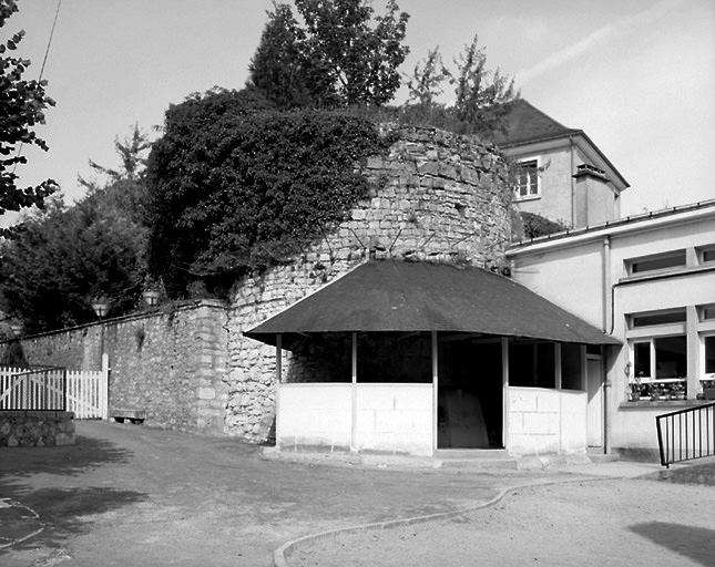 Tour à l'angle sud-ouest de la seconde enceinte englobant Saint-Ciran.