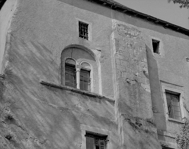 Façade nord du donjon est, détail.