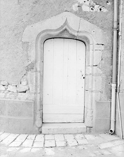 Porte de la tourelle d'escalier adossée au donjon ouest.