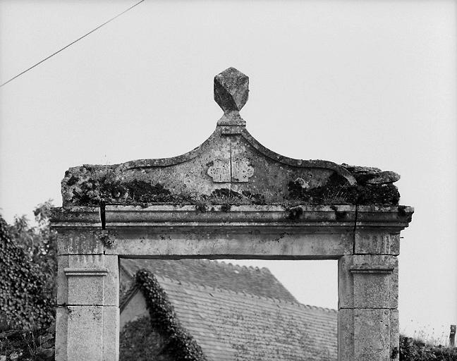 Détail du portail daté 1786.