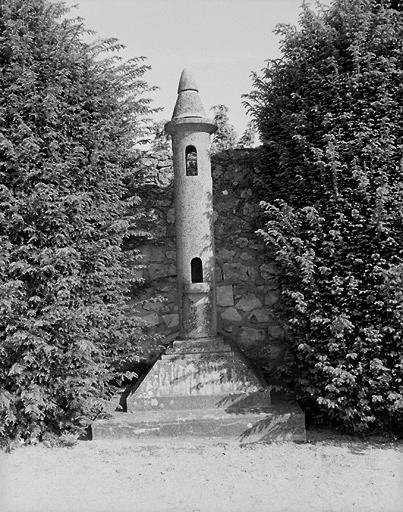 Cimetière : monument en forme de lanterne des morts.