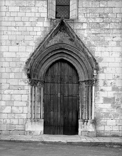 Eglise, portail de la façade ouest.