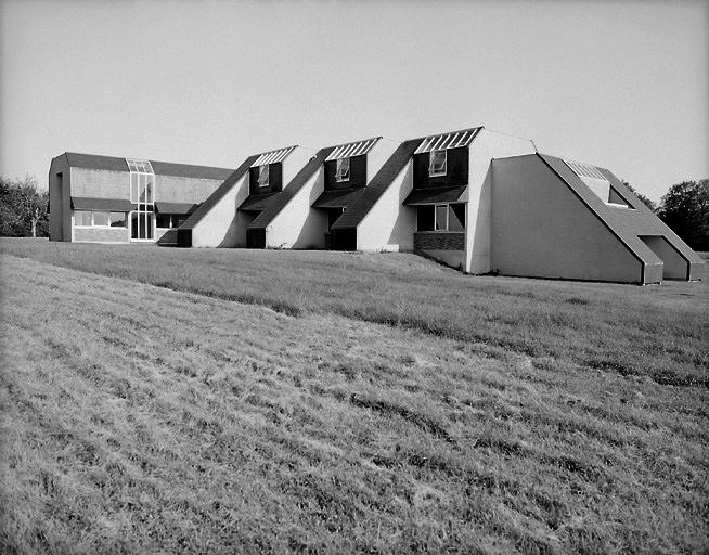Usine de bijoux, de maroquinerie et de foulards construite en 1979-1980 par Monique Barge, architecte à Châteauroux. Devenue un temps siège d'Art Brenne. Vue partielle.