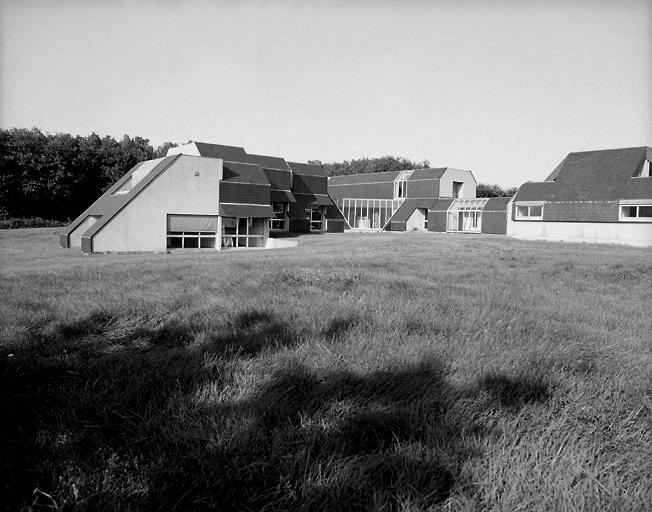 Usine de bijoux, de maroquinerie et de foulards construite en 1979-1980 par Monique Barge, architecte à Châteauroux. Devenue un temps siège d'Art Brenne. Vue générale.