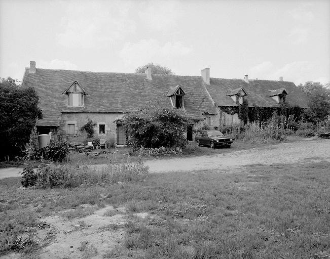 Vue d'ensemble du bâtiment ouest prise de la cour (à l'origine logement, dépendances, bergerie et écuries).