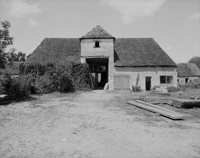 Bâtiment nord : grange avec pigeonnier au-dessus de l'entrée.
