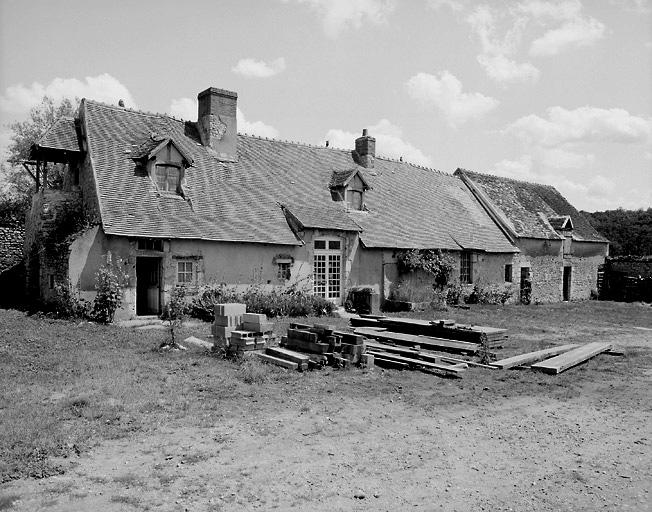 Vue d'ensemble du bâtiment est prise de la cour (à l'origine logis et étables à vaches).