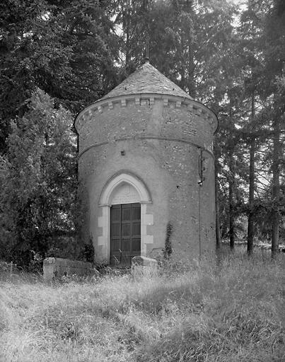 La chapelle construite au XIXe siècle au sud du château.