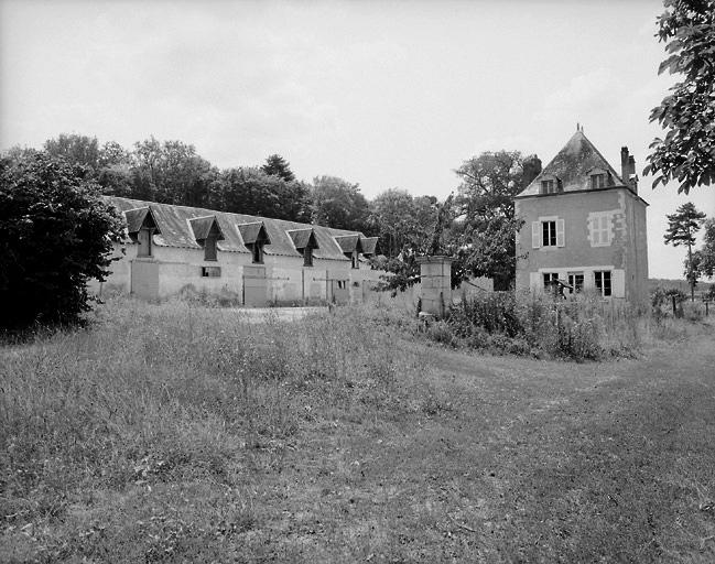 A gauche, remises et écuries ; à droite, pavillon d'entrée.