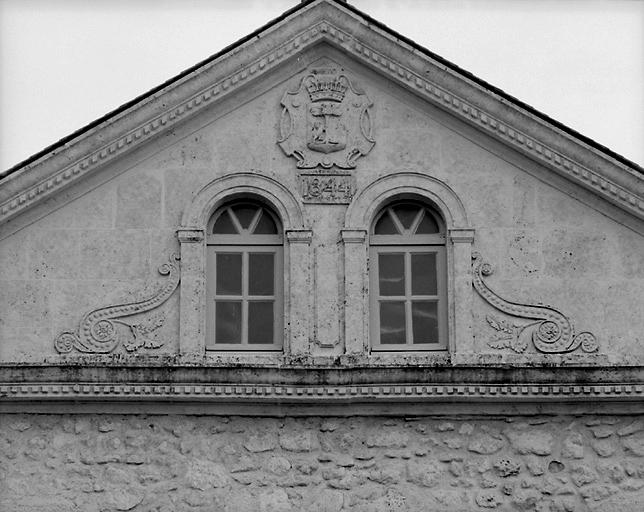 Façade principale, fronton de l'avant-corps.