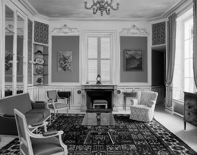 Salon, à droite du vestibule.