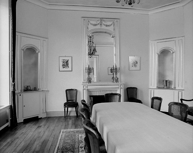 Salle à manger, à gauche du vestibule.
